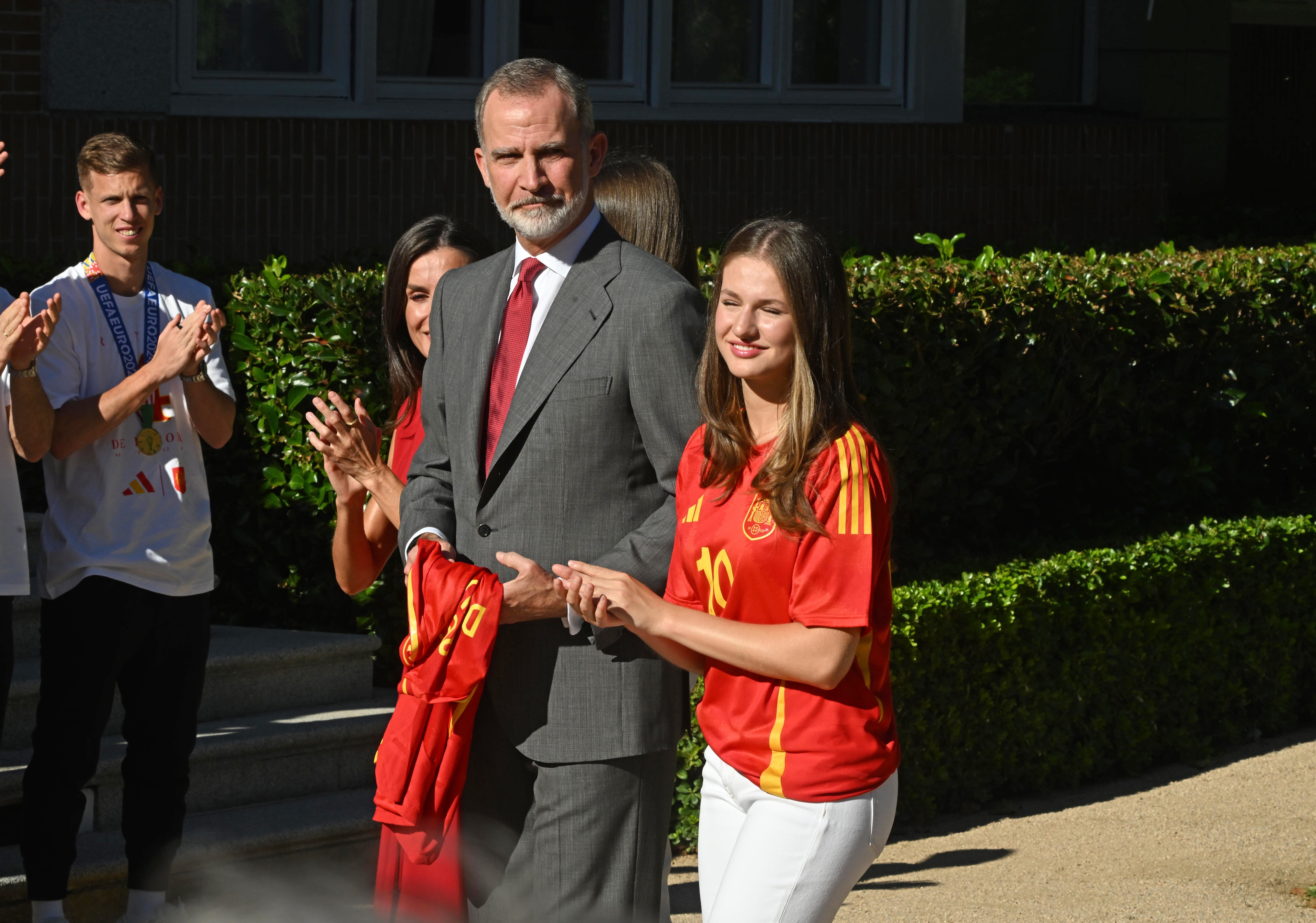 Letizia, Leonor y Sofía apuestan al rojo para recibir a la selección española de fútbol