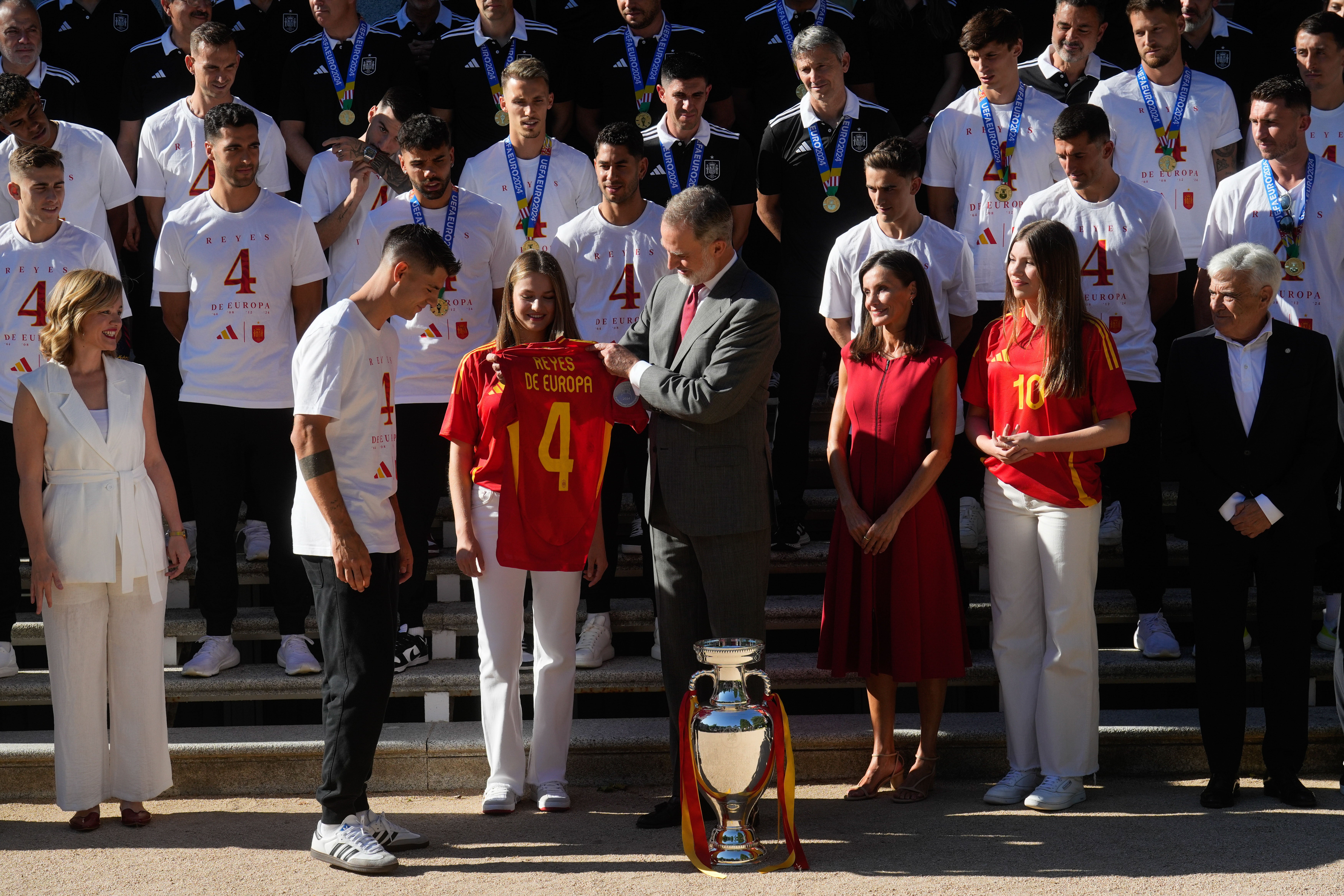 Letizia, Leonor y Sofía apuestan al rojo para recibir a la selección española de fútbol