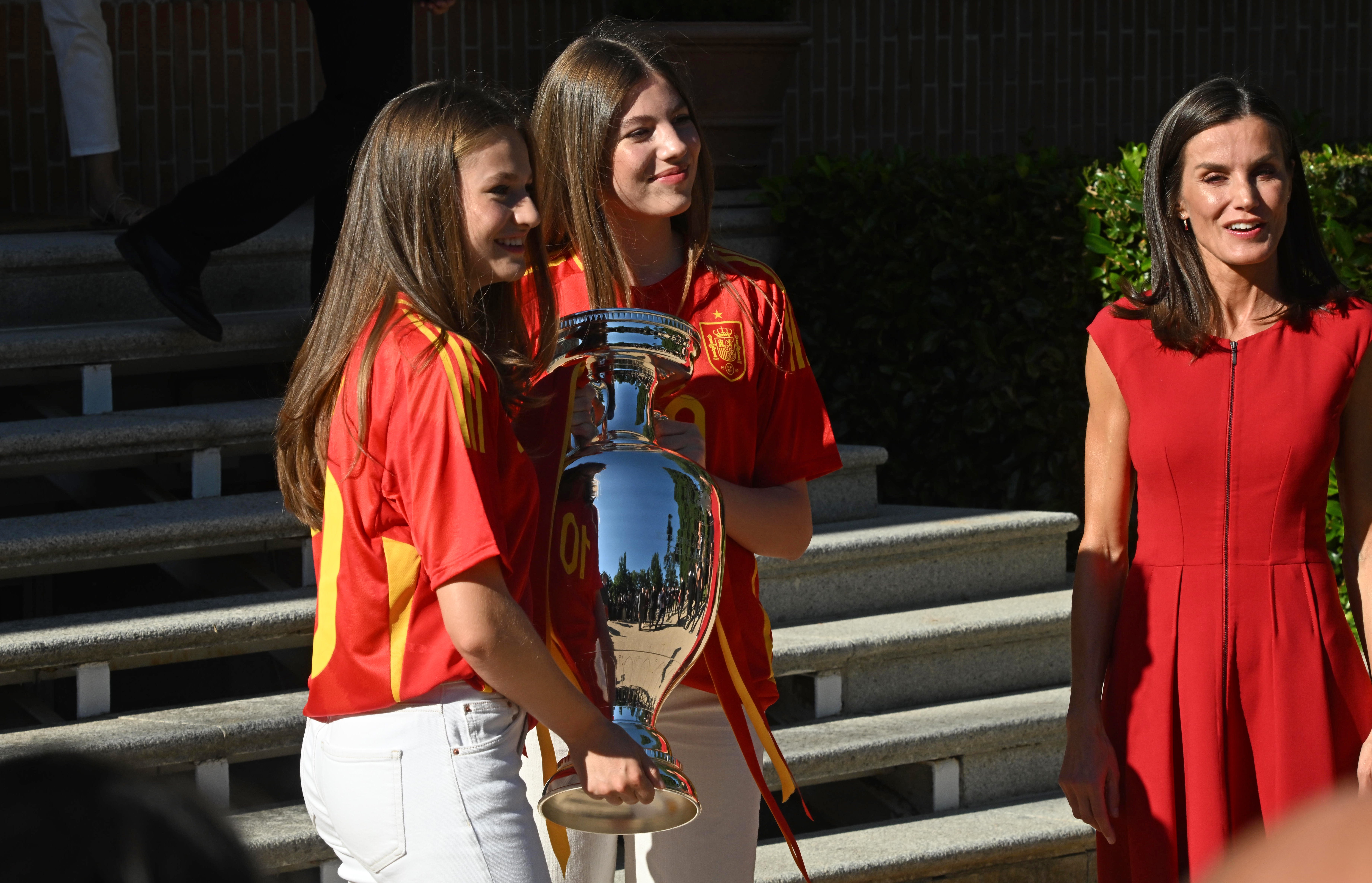 Letizia, Leonor y Sofía apuestan al rojo para recibir a la selección española de fútbol