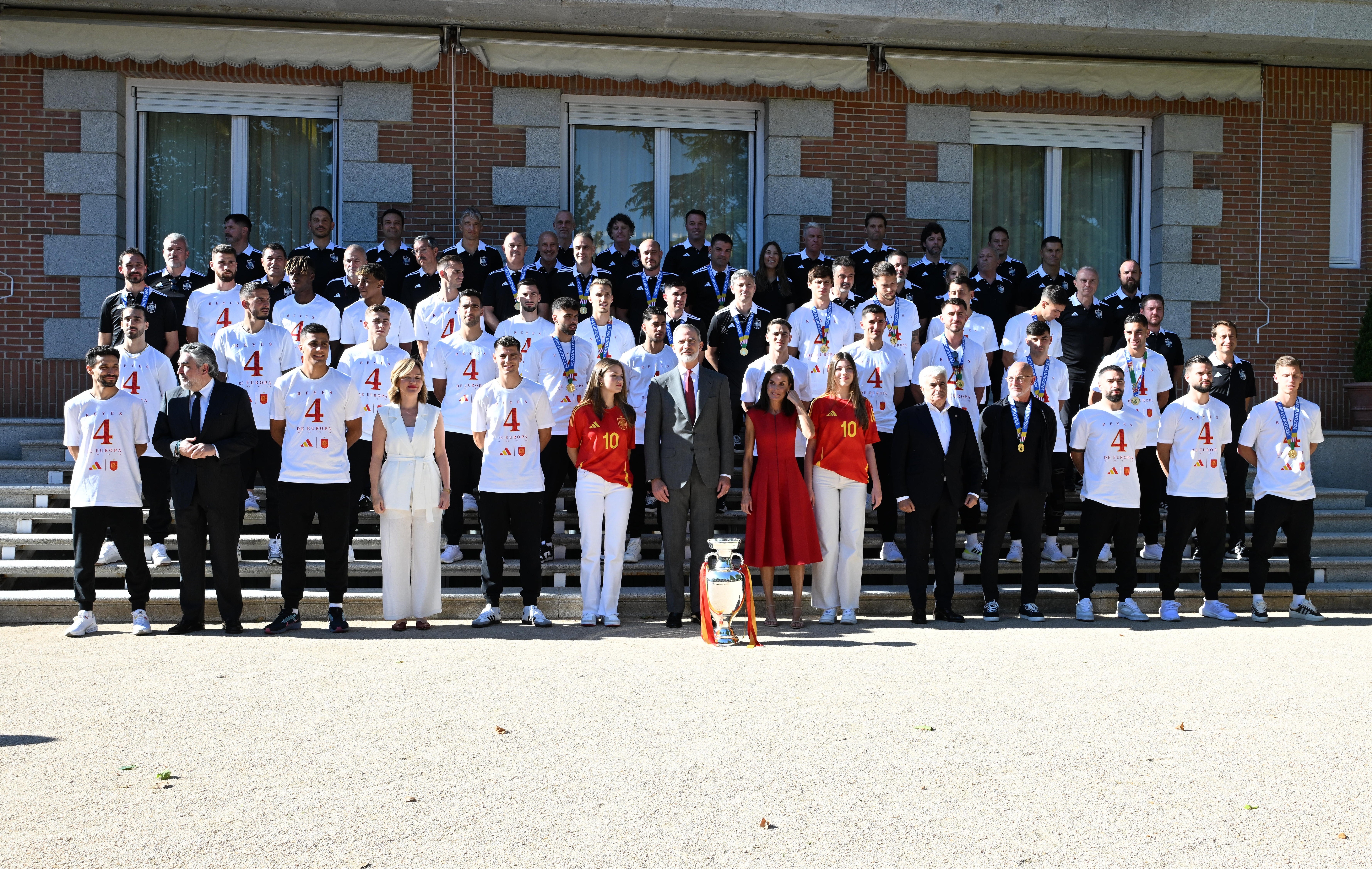 Letizia, Leonor y Sofía apuestan al rojo para recibir a la selección española de fútbol