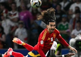 Cucurella despeja el balón en la final de la Eurocopa.