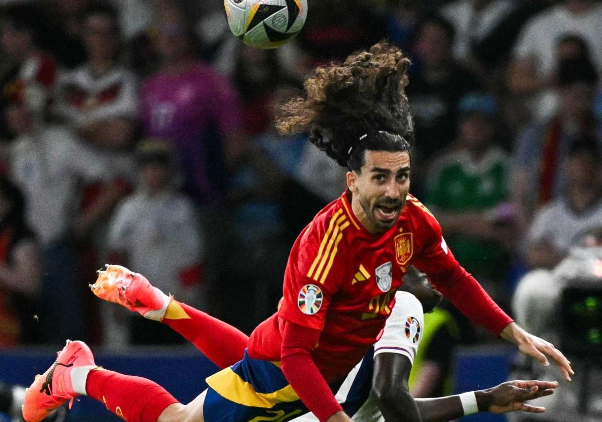 Cucurella despeja el balón en la final de la Eurocopa.