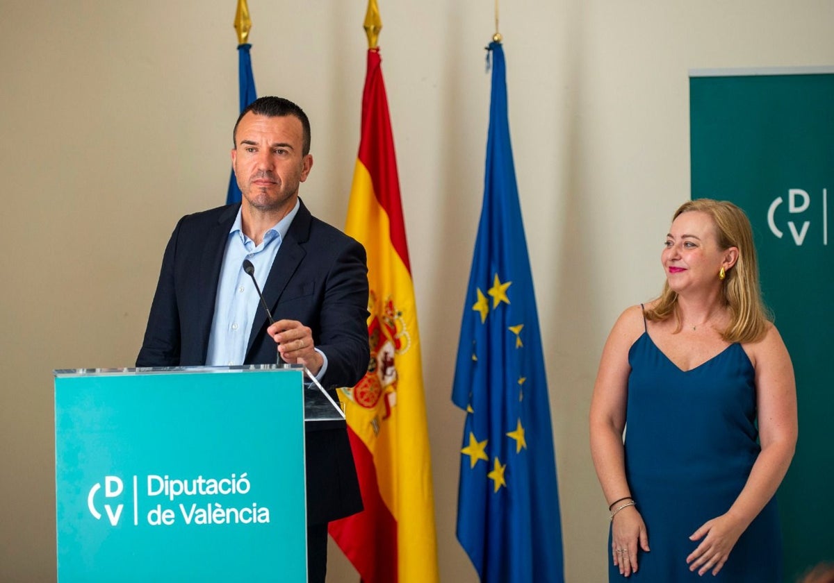 Vicente Mompó y Natàlia Enguix, este lunes, en rueda de prensa.