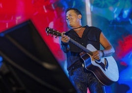 Carlos Vives durante el primer concierto en España de su gira 'El rock de mi pueblo vive'.