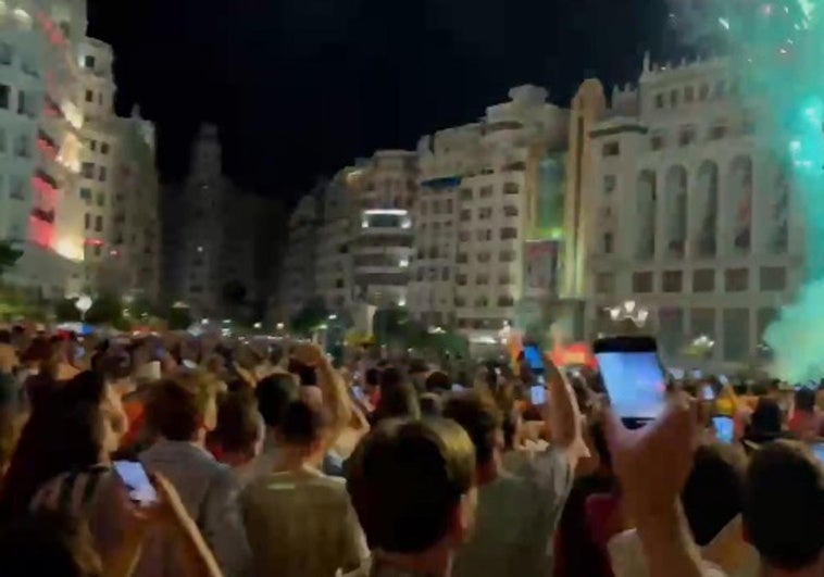 Un castillo de fuegos artificiales en Valencia para celebrar la victoria de España