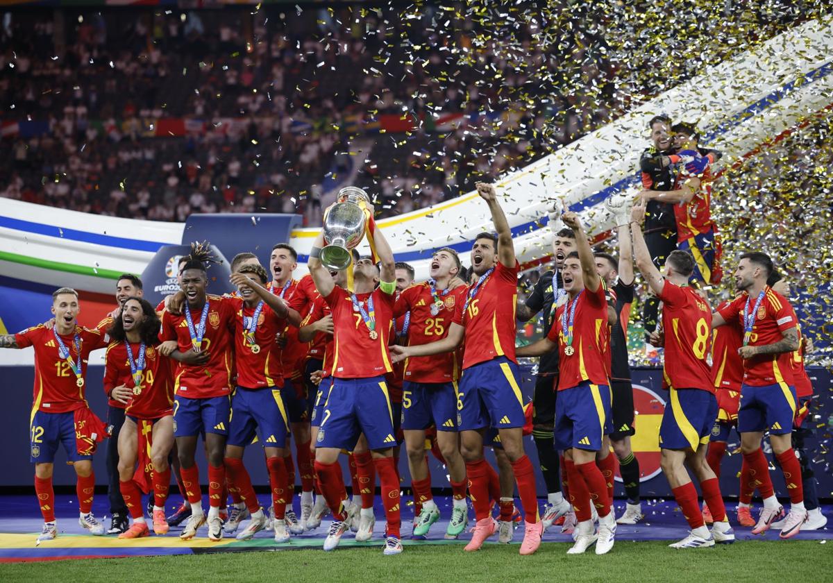 España levantando el título que la acredita como campeona de Europa.