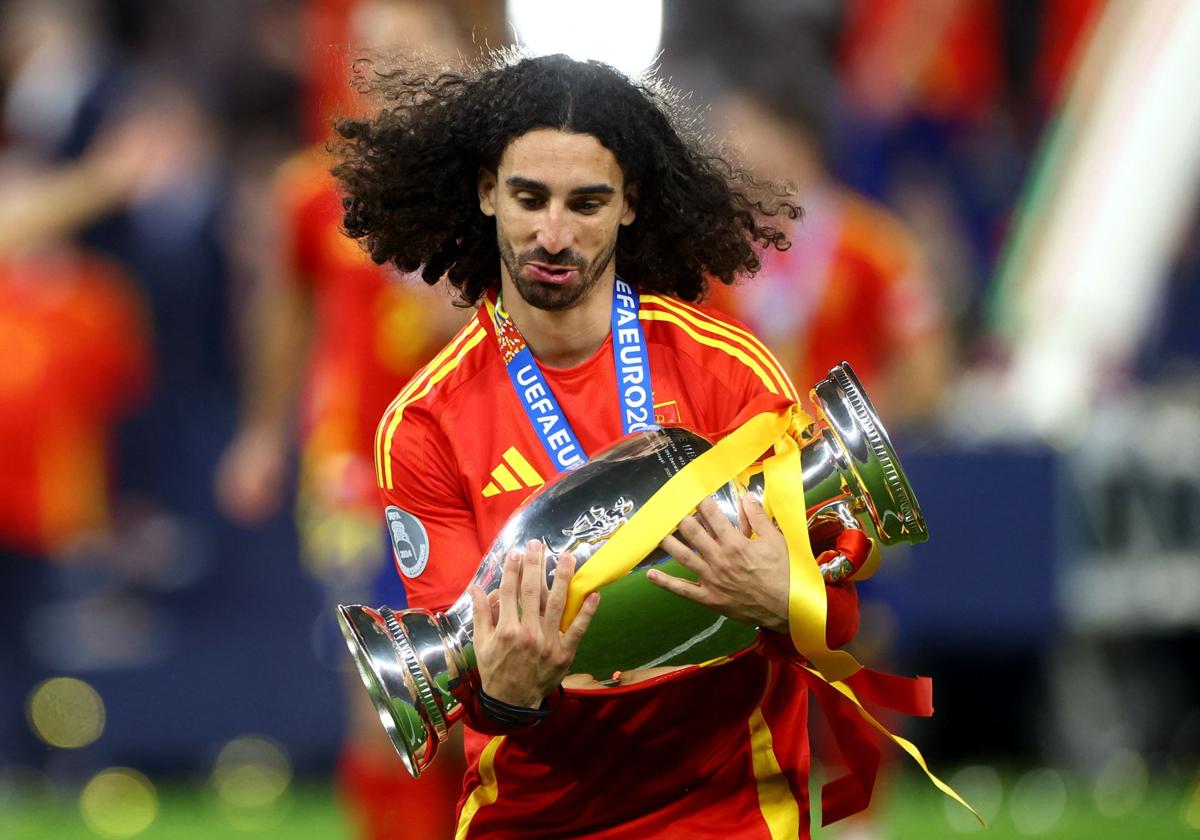 Marc Cucurella con la copa.