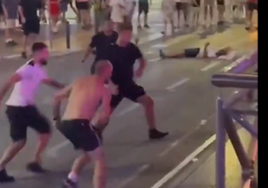 Momento de la batalla campal en pleno centro de Benidorm.