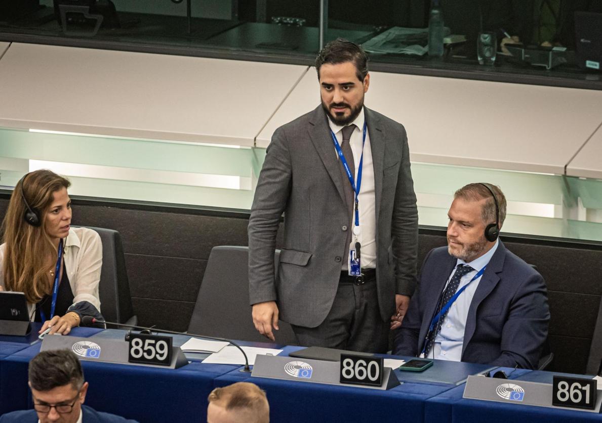 Alvise Pérez, de pie, en el Parlamento europeo.