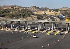 Carretera AP-7 con las barreras del peaje levantadas.