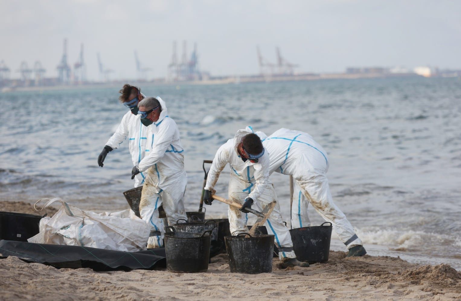 Arranca la limpieza del vertido en las playas del sur de Valencia