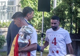 Carvajal estrecha la mano de Pedro Sánchez sin mirarle a la cara.