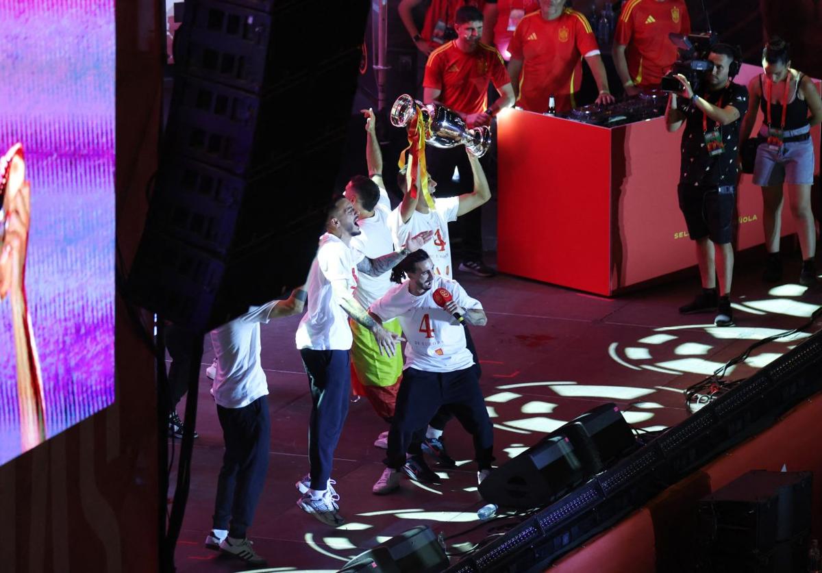 Cucurella, con el micrófono, durante la fiesta en Cibeles.