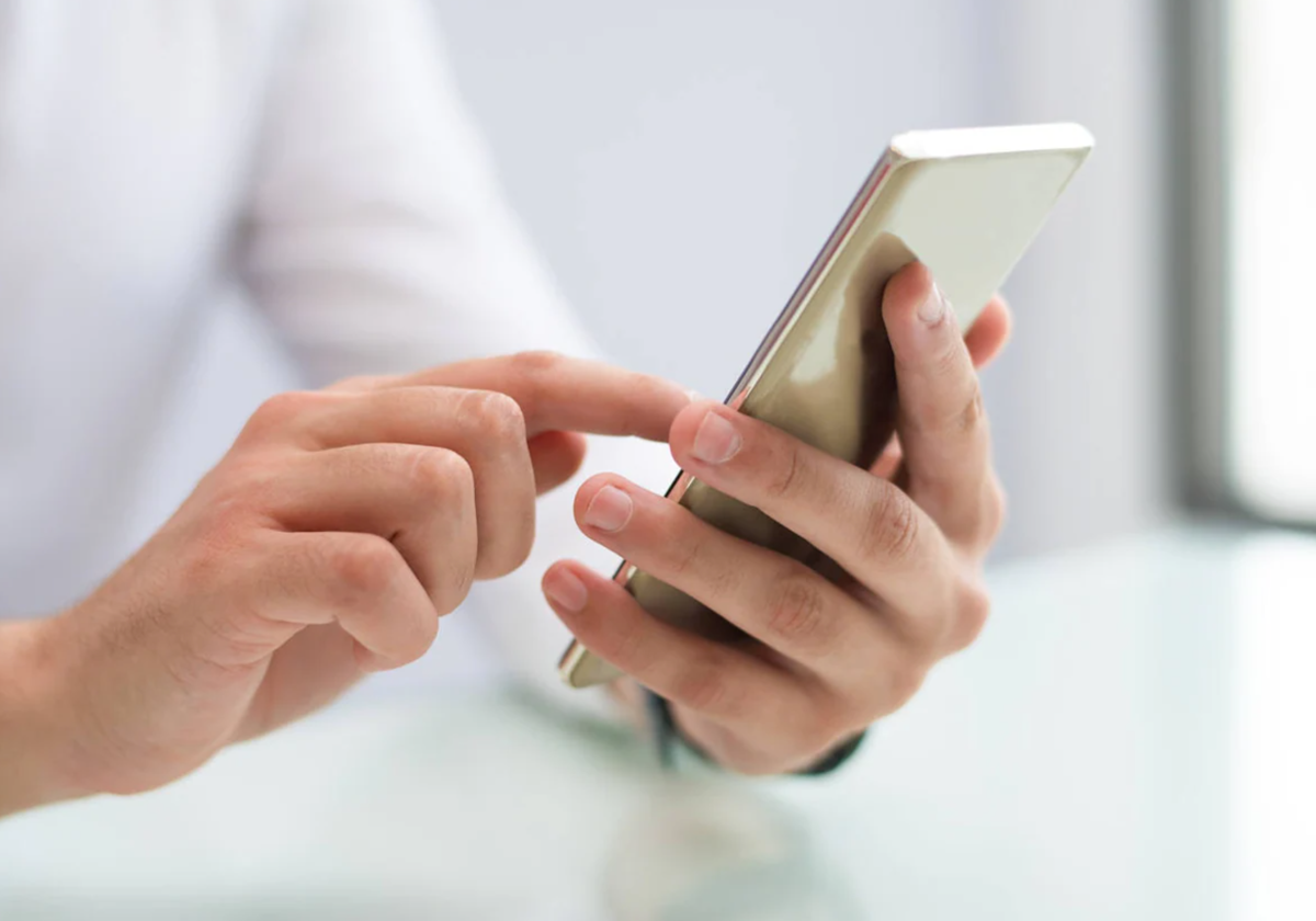 Una mujer manejando su teléfono móvil.