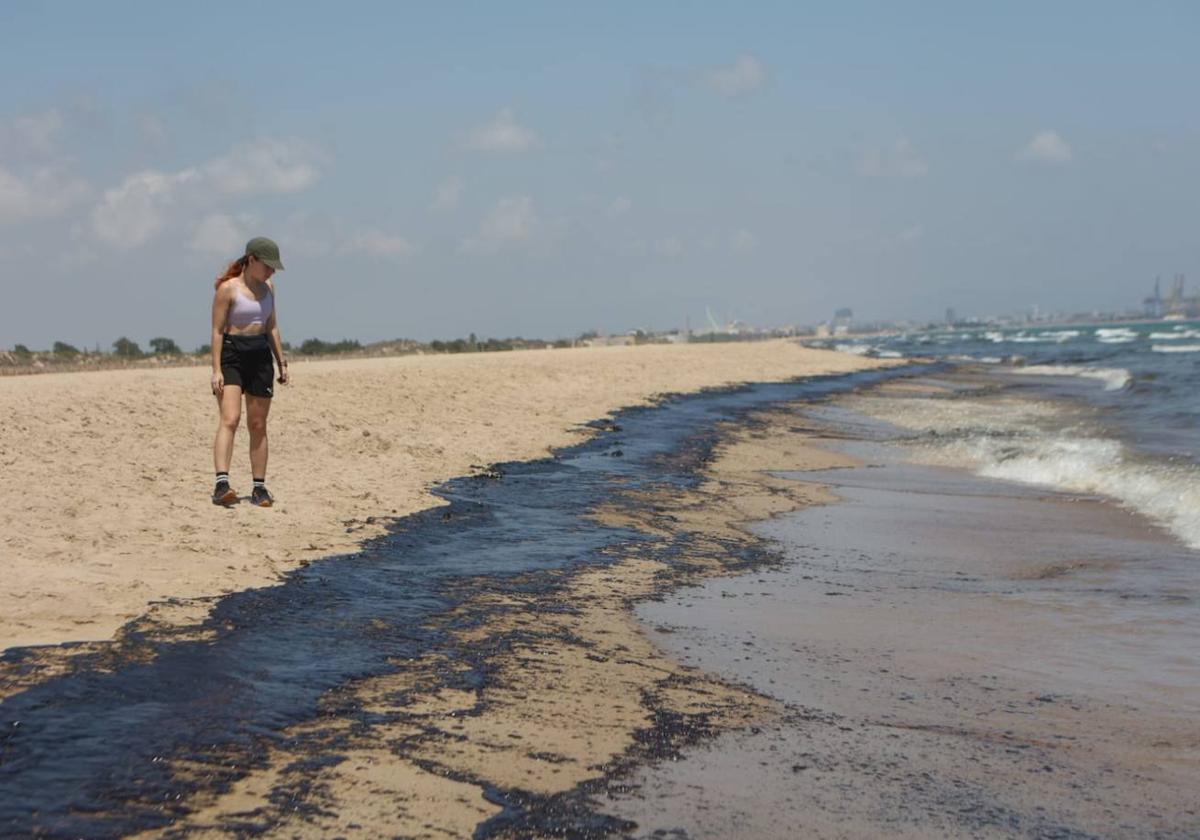 El vertido en las playas de Valencia, en imágenes