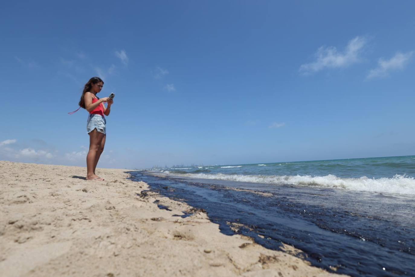 El vertido que ha obligado a cerrar el baño en las playas de Valencia.