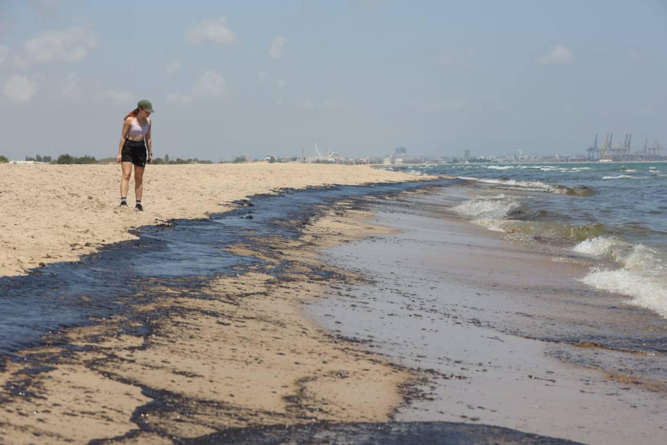 El vertido que ha obligado a cerrar el baño en las playas de Valencia.