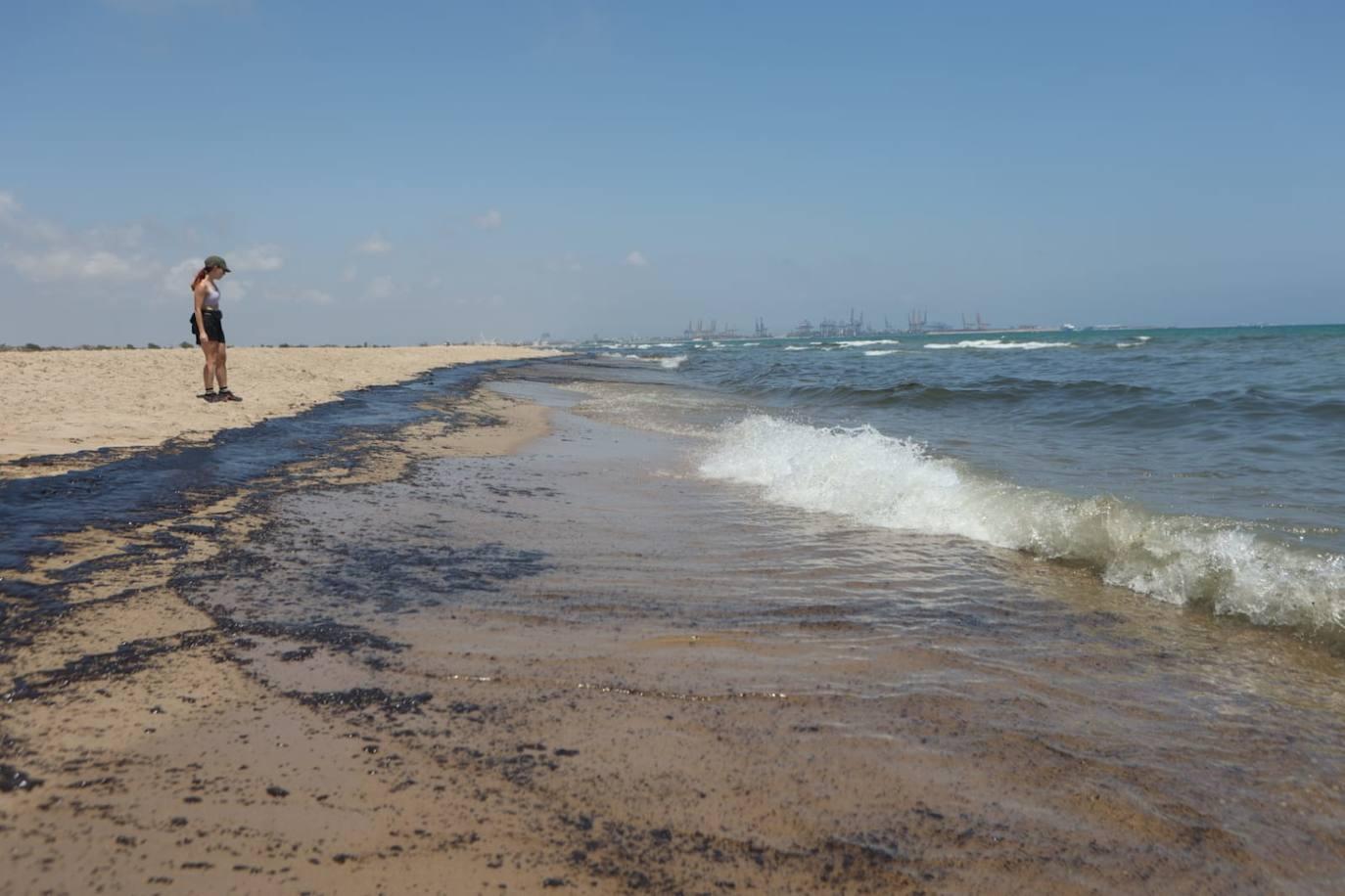 El vertido que ha obligado a cerrar el baño en las playas de Valencia.