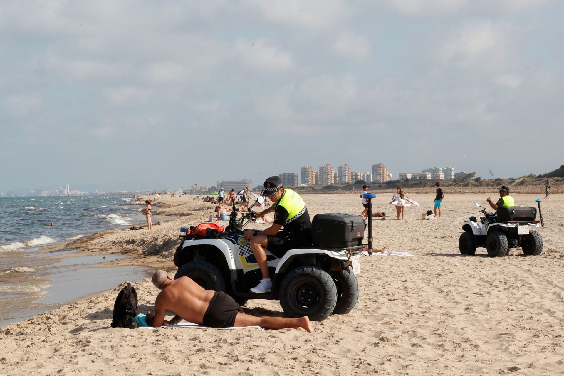 Arranca la limpieza del vertido en las playas del sur de Valencia