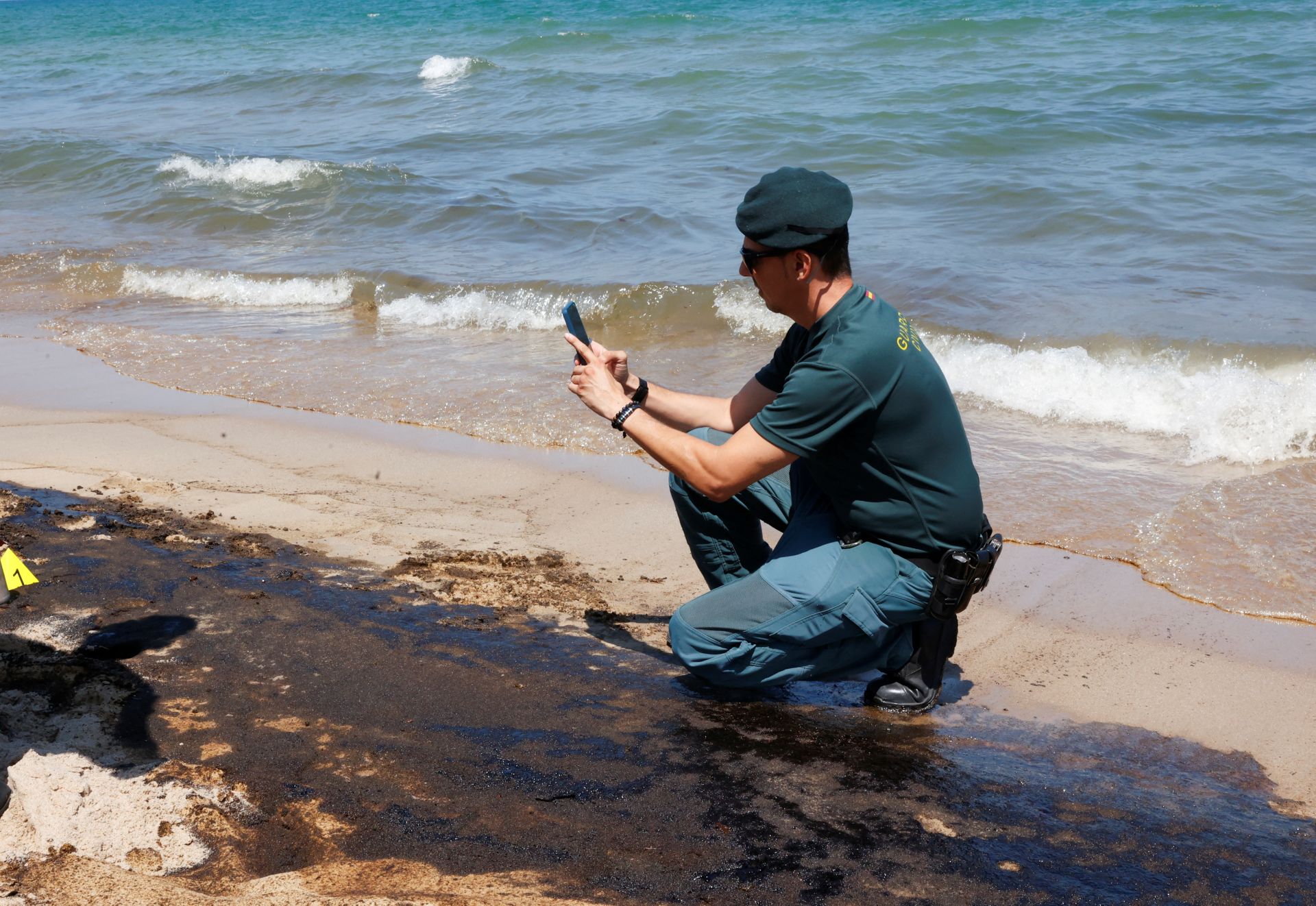 Arranca la limpieza del vertido en las playas del sur de Valencia