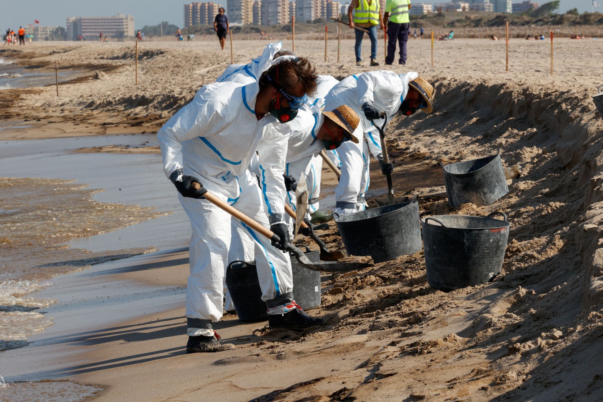 Arranca la limpieza del vertido en las playas del sur de Valencia