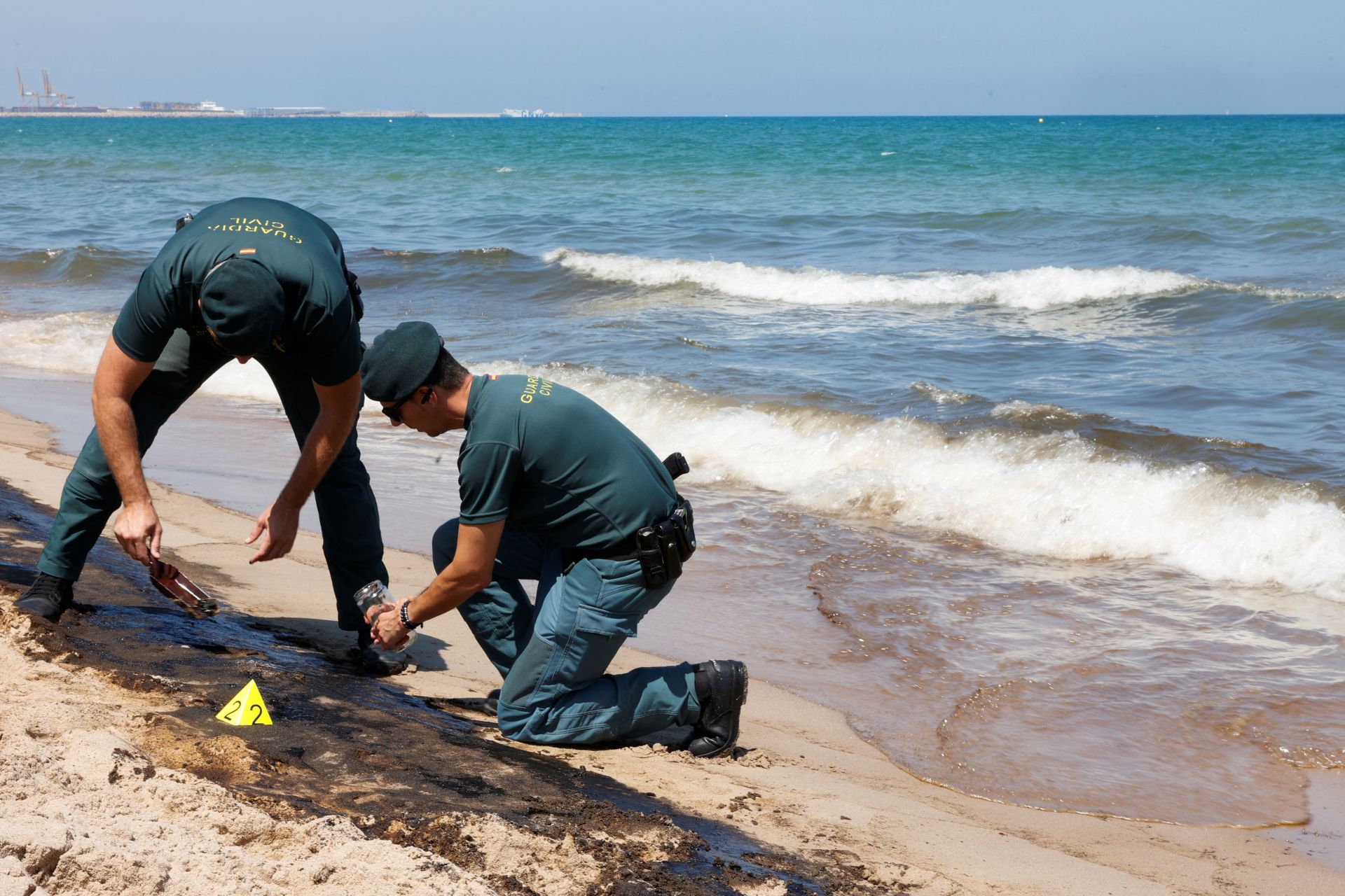 Arranca la limpieza del vertido en las playas del sur de Valencia