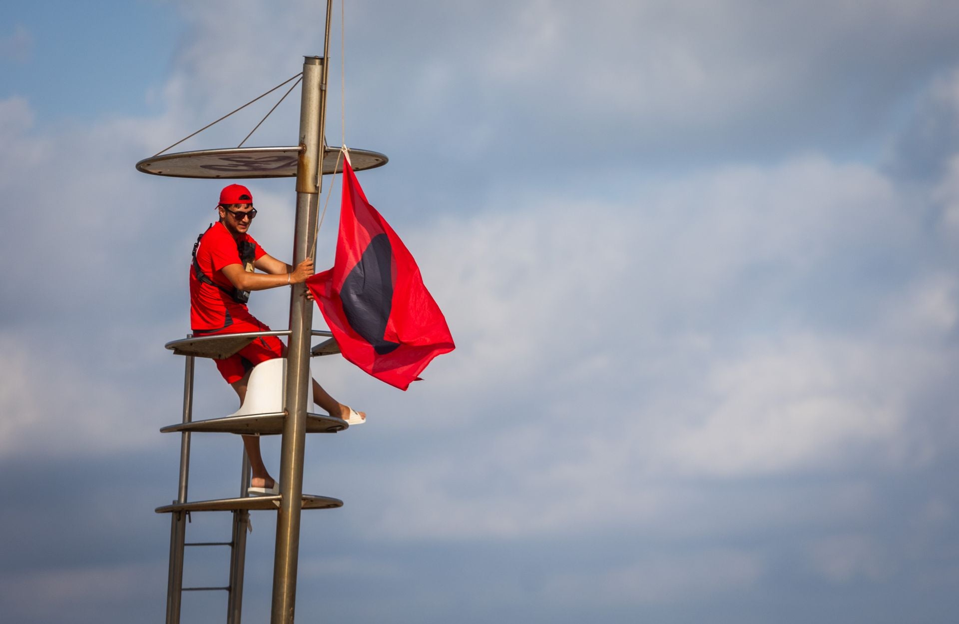 Arranca la limpieza del vertido en las playas del sur de Valencia