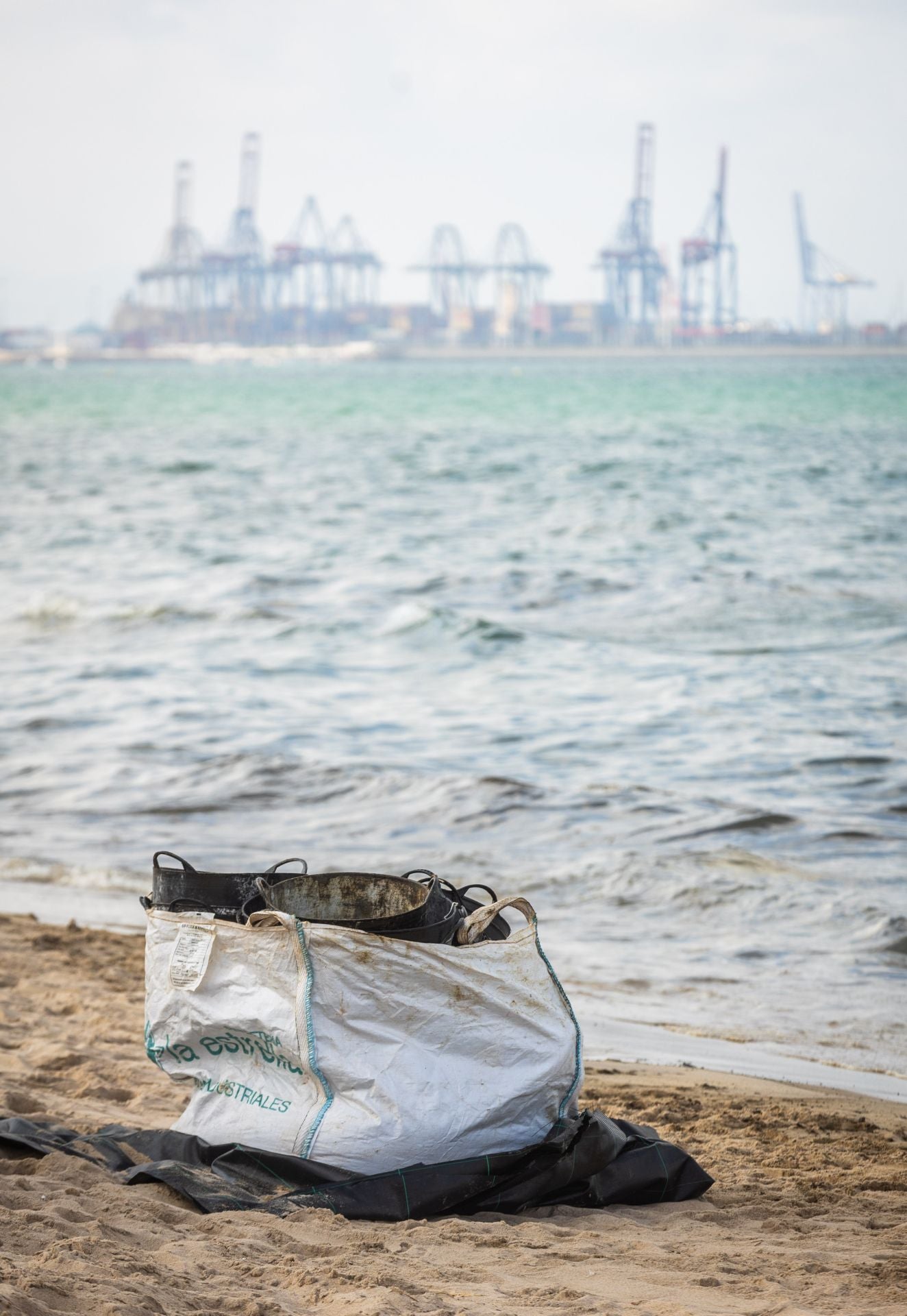 Arranca la limpieza del vertido en las playas del sur de Valencia