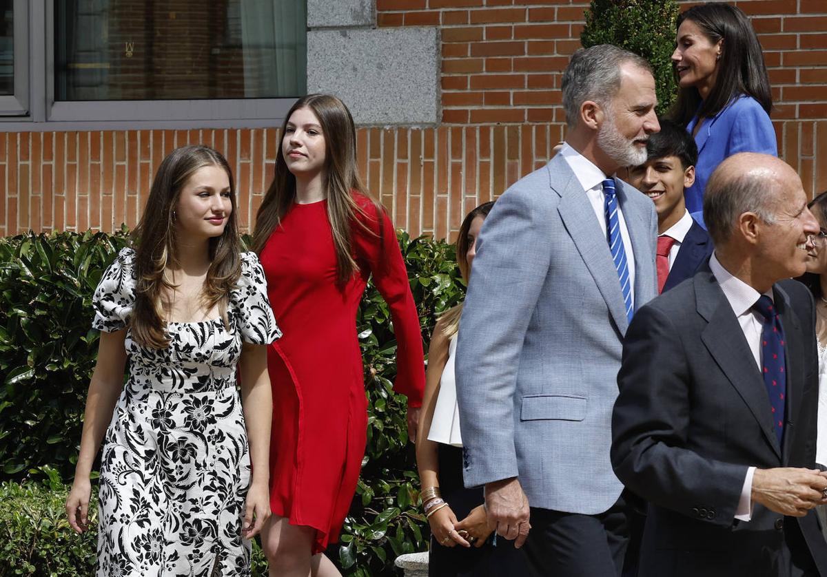 Leonor y Sofía sorprenden a sus compañeros del colegio de Gales