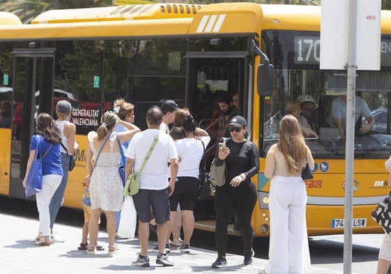 Los usuarios de la última parada de la Avenida del Cid son los que se llevan la peor parte al quedarse en ocasiones en tierra porque los autobuses pasan completos.