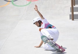 Momiji Nishiya, de Japón, en la final femenina de skateboarding en los Juegos de Tokyo 2020.