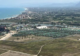 Vista, desde el Castillo de Cullera, de la zona en la que se instala en Zevra Festival y donde ya se divisa la gigantesca noria.