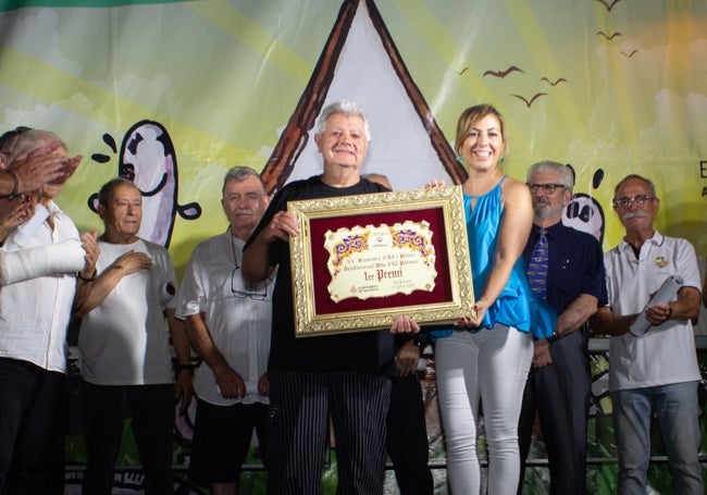 Víctor Navarro recoge el primer premio de manos de la alcaldesa pedánea Gema Estevens.