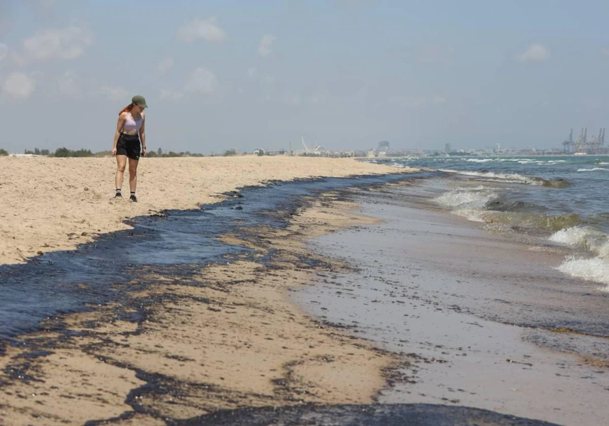 La mancha de fuel en la costa de Valencia mantiene cerradas las playas del Saler, Arbre del Gos y Garrofera 