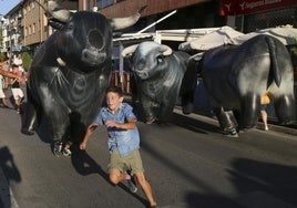 Encierros infantiles con animales simulados en Otura, en Granada.