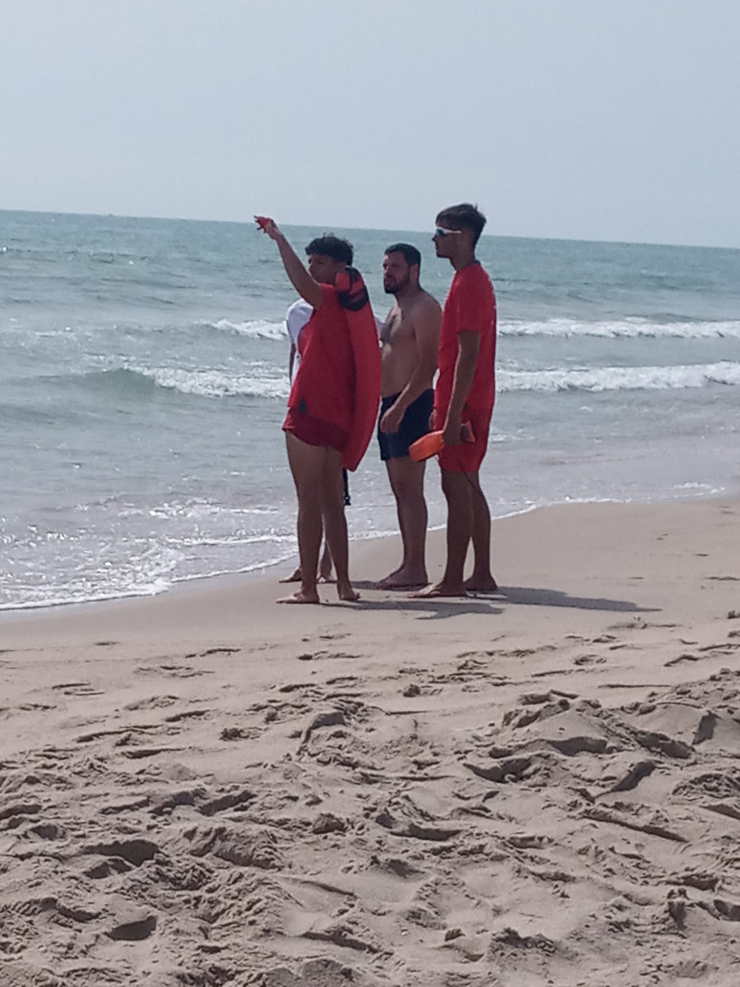 La reapertura de las playas de Valencia afectadas por el vertido de fuel, en imágenes