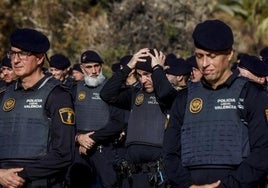 Agentes en la presentación de la nueva unidad USAP, la cual ha detenido a este varón.