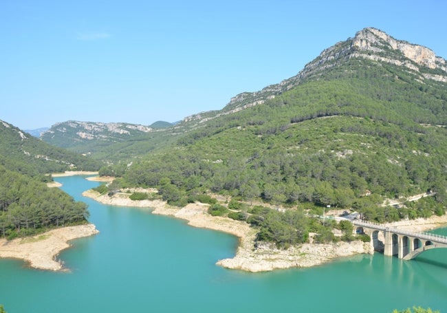 Embalse azul que se disfruta en el inicio de ambas rutas.