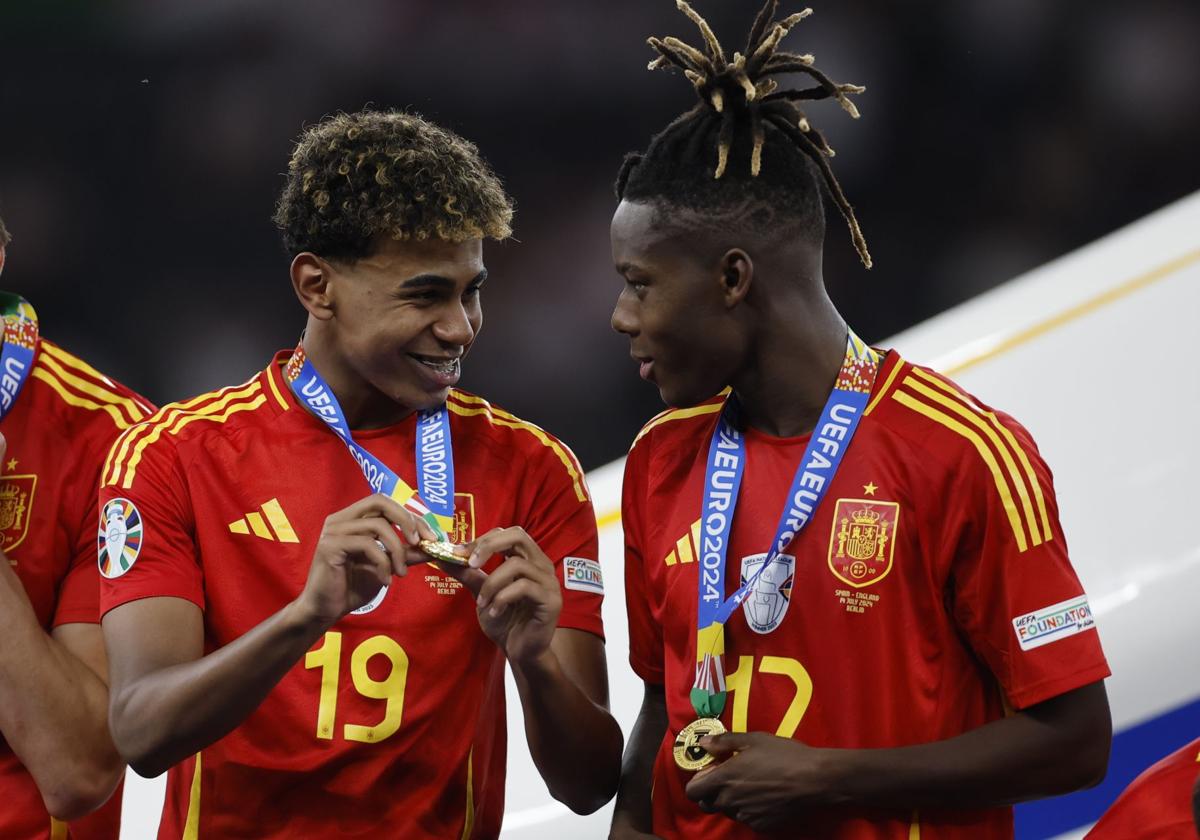 Nico y Lamine con las medallas que les acredita como campeones de Europa.