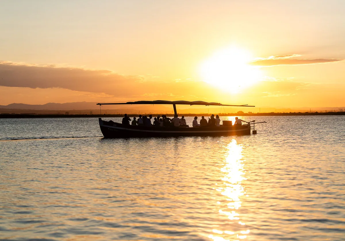 Paraje de la Albufera en una puesta de sol.