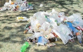 Basura en el suelo tras la celebración de una fiesta.