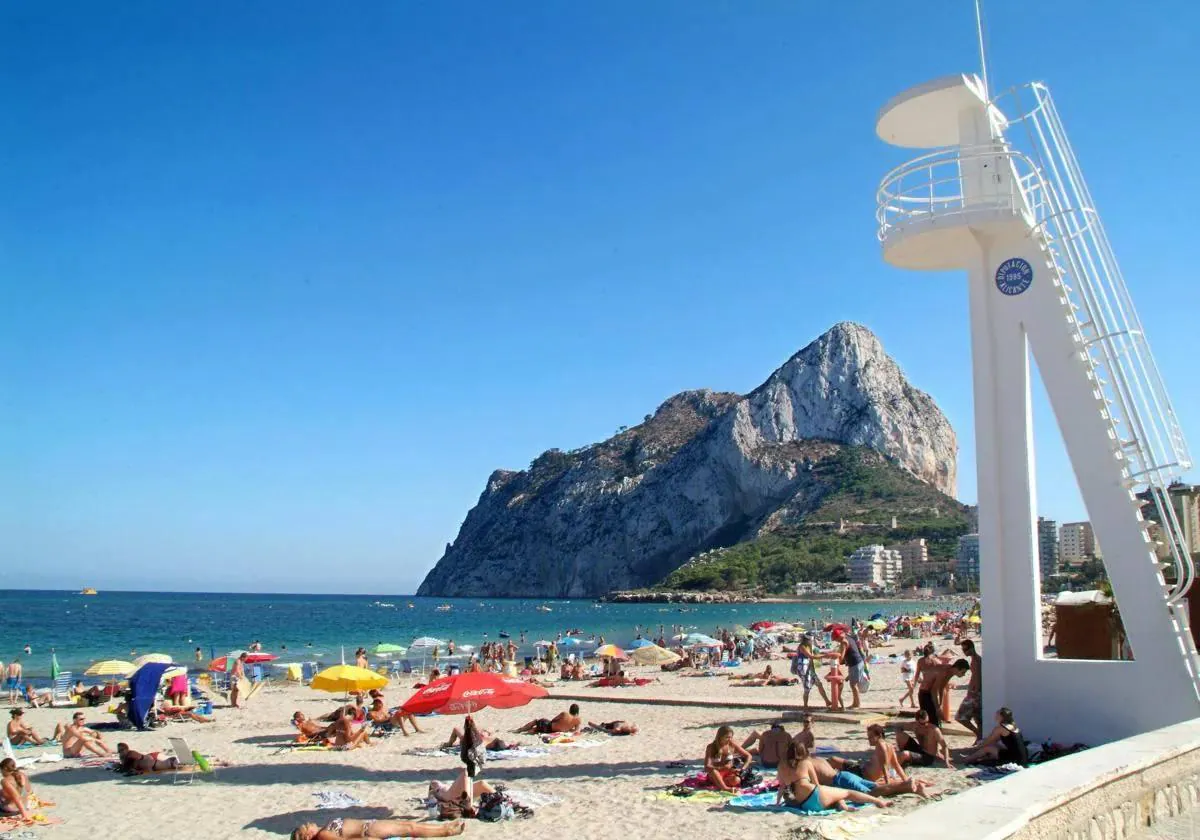 Calpe multará la instalación de sombrillas y hamacas en las playas antes de las 9.30 horas 