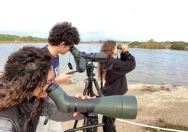 La guía junto a sus hijos disfrutando de la fauna local.