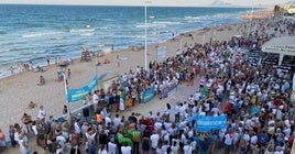 Cadena humana en una de las playas del litoral valenciano del año pasado.