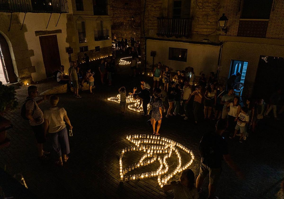 Vecinos encienden las velas en Titaguas en una anterior edición de esta celebración.