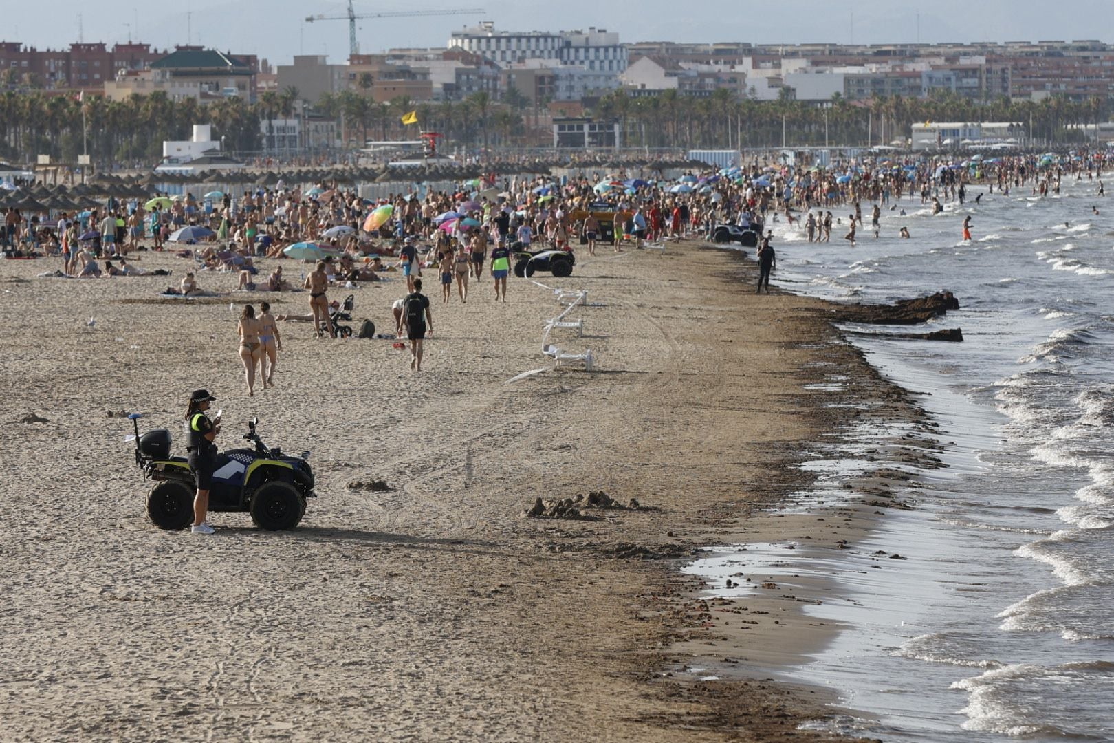 Una mancha en la playa del Cabanyal obliga a desalojar bañistas