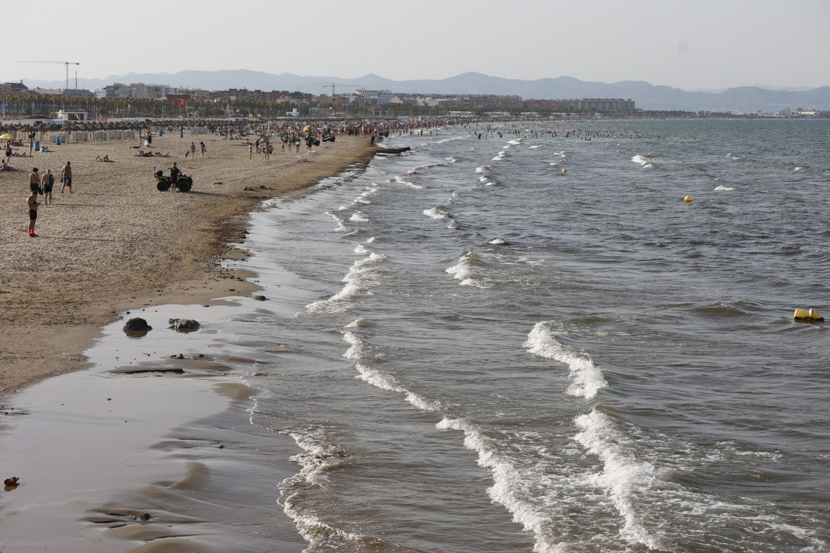 Una mancha en la playa del Cabanyal obliga a desalojar bañistas