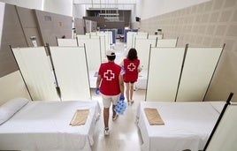 Una sede de Cruz Roja, preparada para atender a los sin techo durante la ola de calor.