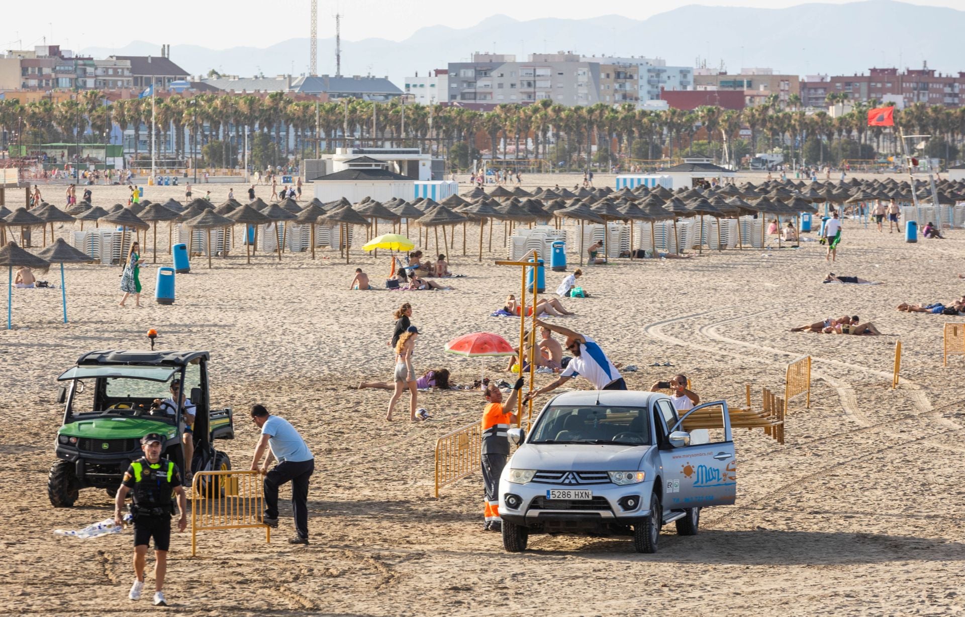 Una mancha en la playa del Cabanyal obliga a desalojar bañistas