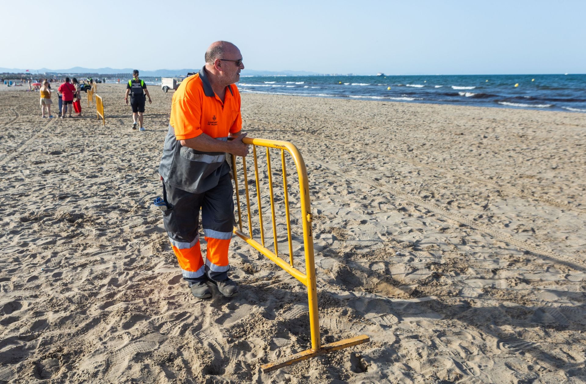 Una mancha en la playa del Cabanyal obliga a desalojar bañistas